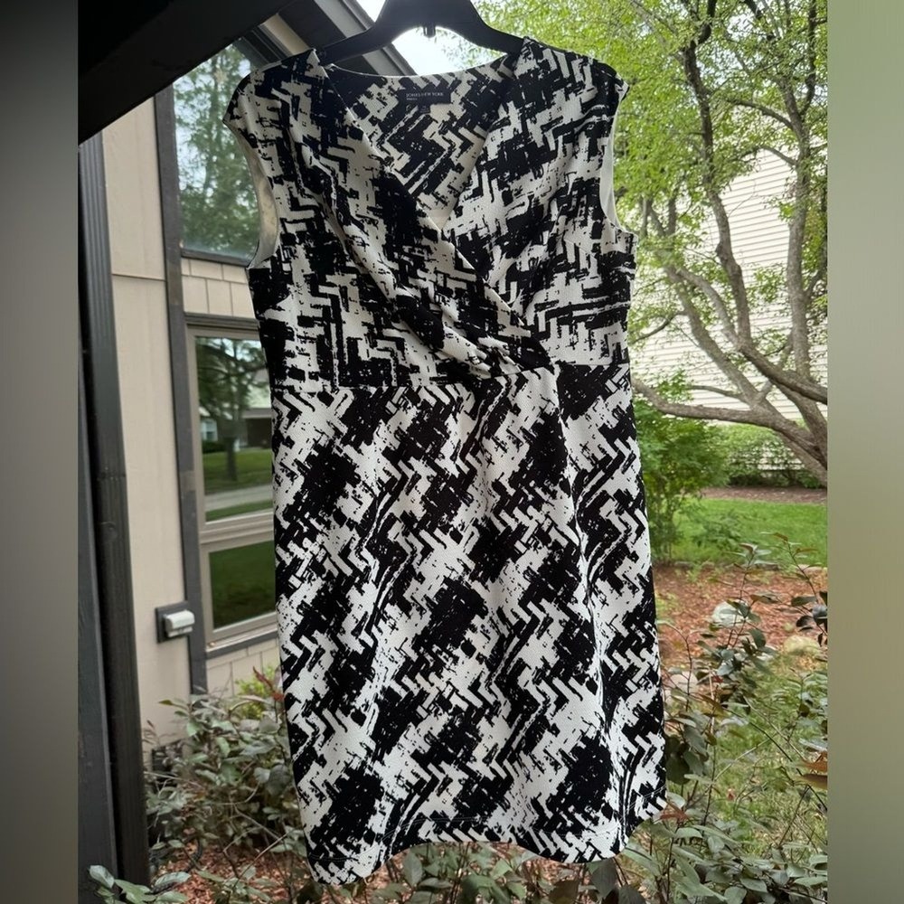 Jones‎ New York Sheath Dress Women's Size 16 Sleeveless  V-Neck Black & White